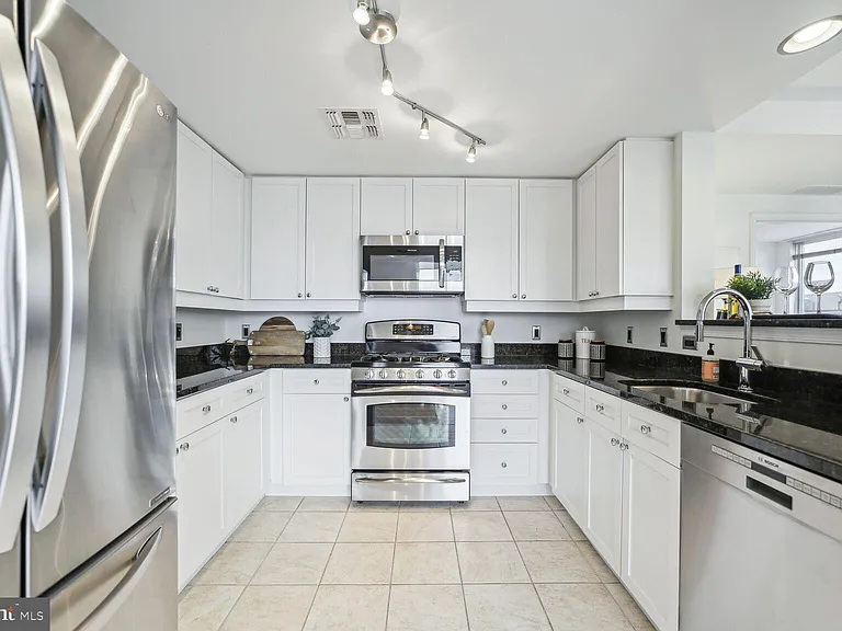 930 Wayne Ave #1205 — Photo 16