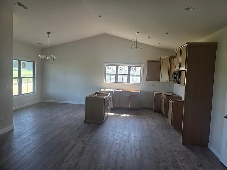 305 Andorah Dr — Photo 5