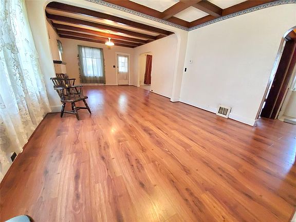 2nd image of 428 Whitelaw Ave