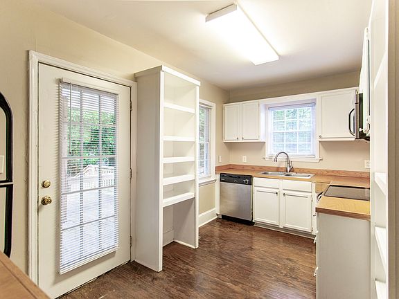 3rd image of 105 N Summit St
