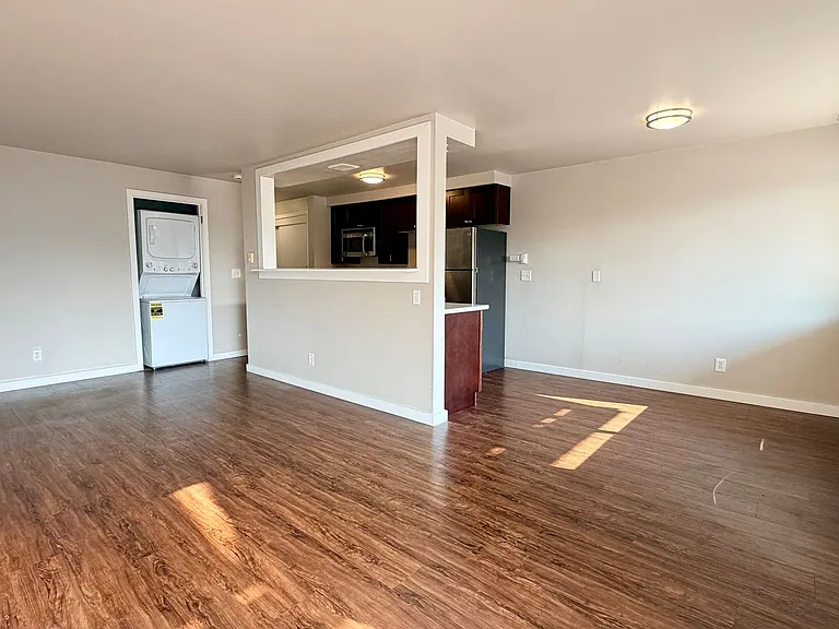 2517 Thorndyke Ave W — Photo 6