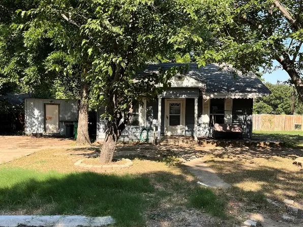 1600 Oak Knoll Dr, Haltom City, TX 76117
