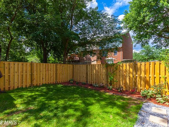 Lovely Back Yard - great play area for the kids!