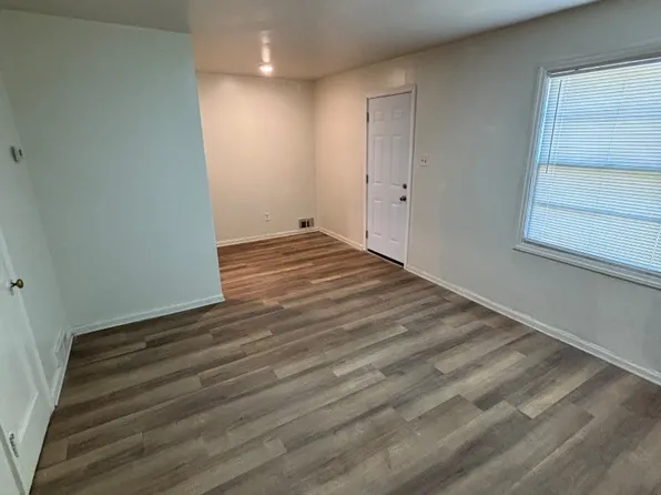901 N Adams St APT 1, Hutchinson, KS 67501