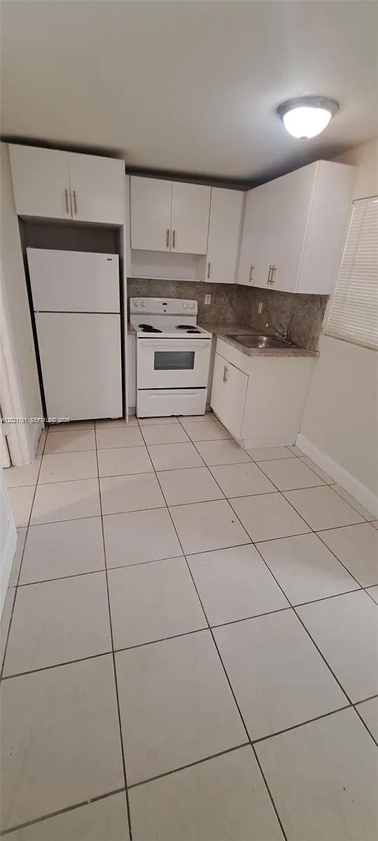 Building Photo - 1362 SW 2nd St #7