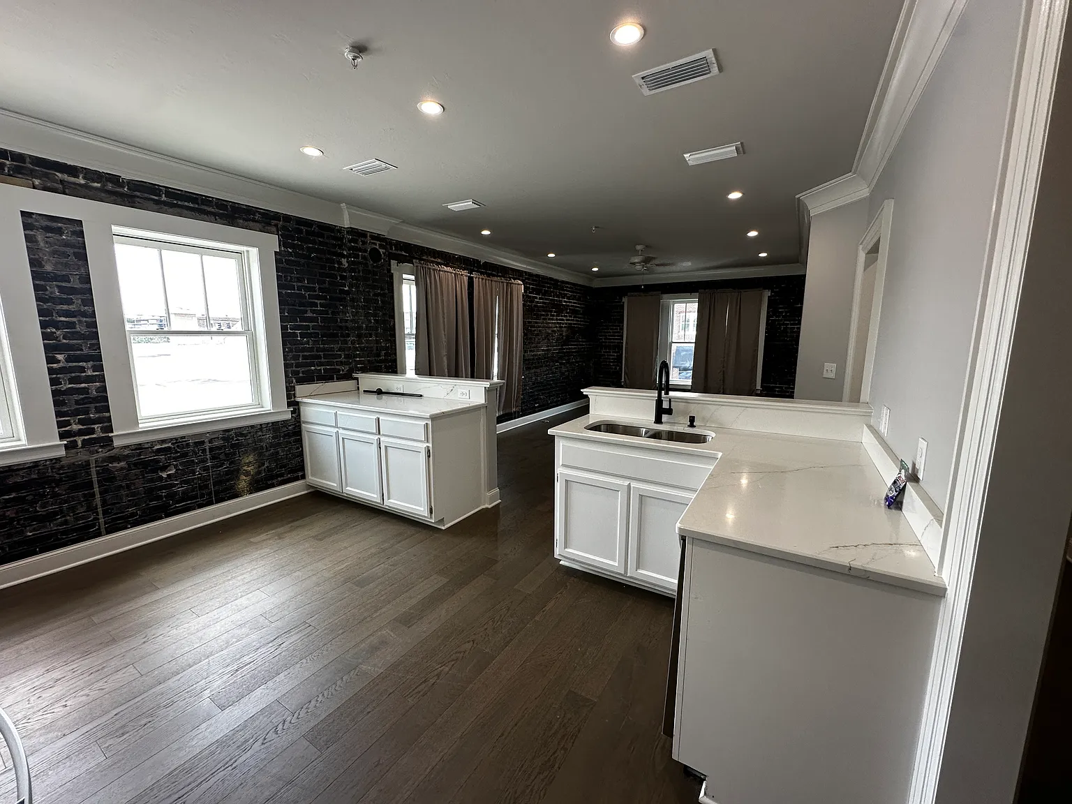 Available Now! 2 Bedroom / 2nd Floor Loft-Style Condo! — Photo 2