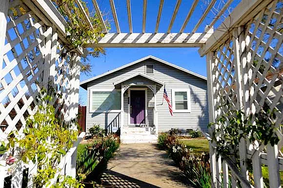 2204 Gramercy — Photo 1