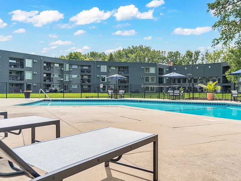 Hillsborough Apartments — Photo 7