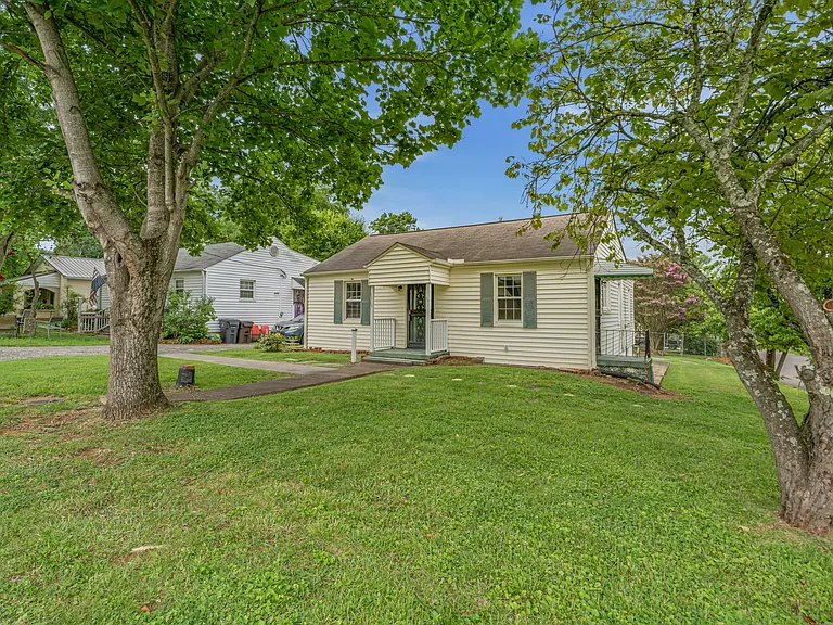 1315 E Red Bud Rd — Photo 2