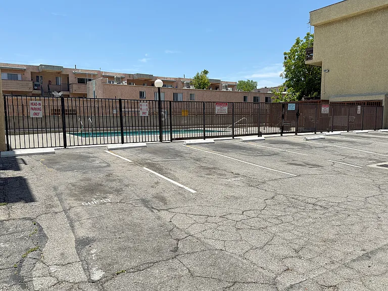 9131 Burnet Ave — Photo 11