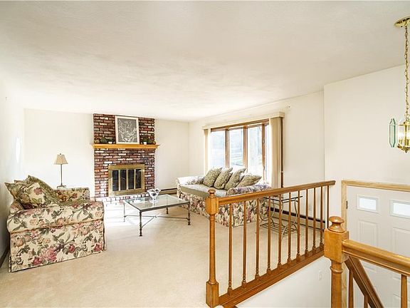 2nd image of 37 Elizabeth Ct