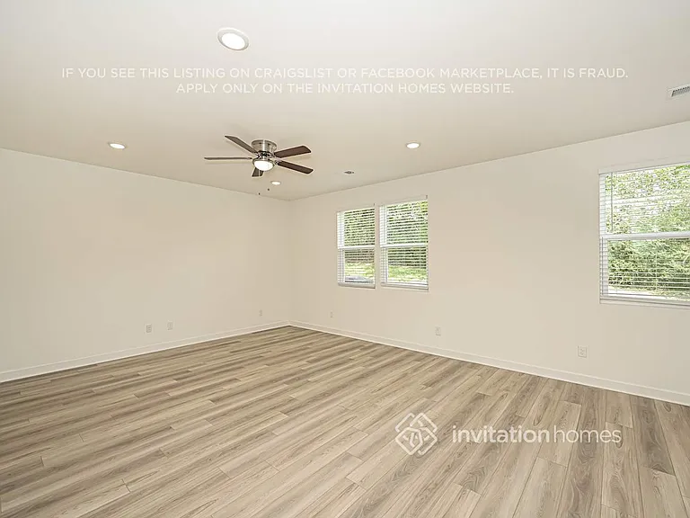 208 E Millbrook Dr — Photo 5