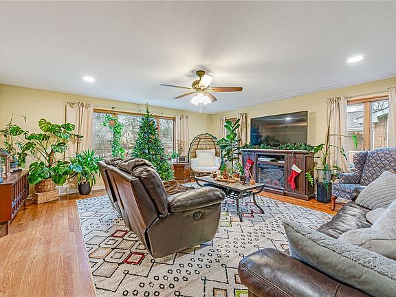 4th image of 12580 Lincoln Way
