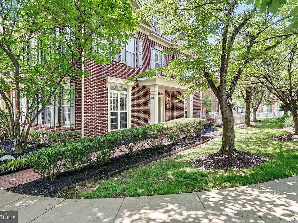 1st image of 555 Longhorn Cres