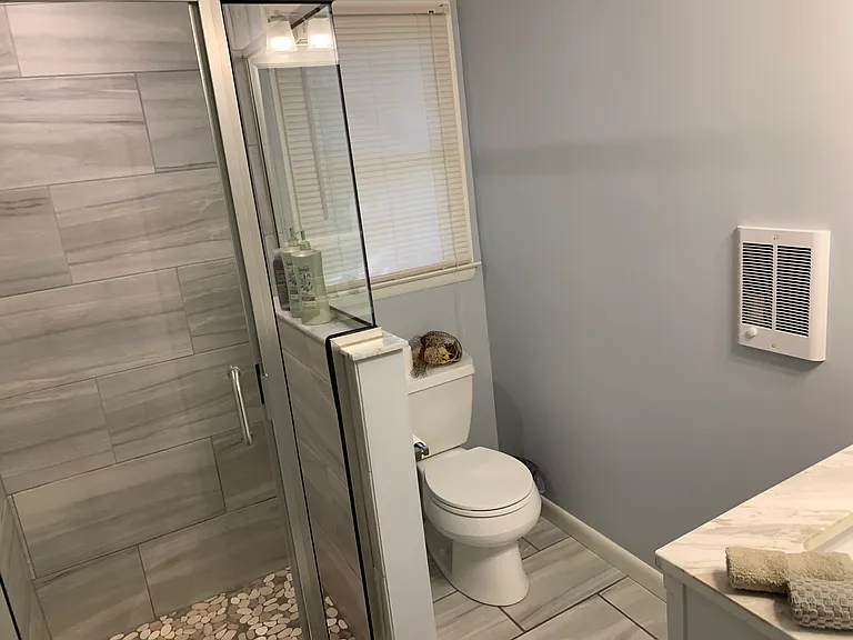 En suite primary bathroom