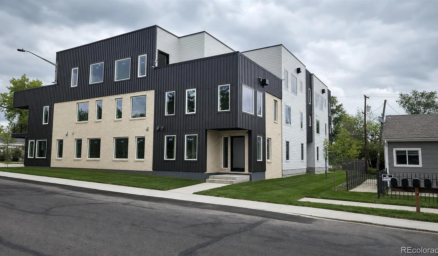 2 bed, 2.5 bath, 1667 sqft, $3,036 — Photo 3