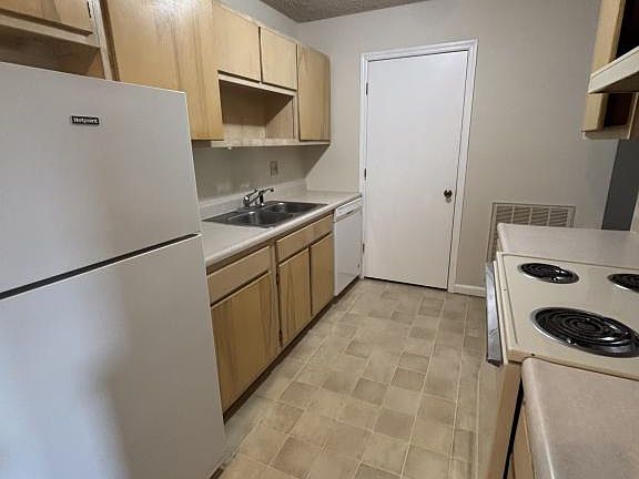 5th image of 303 Farside Dr APT 9