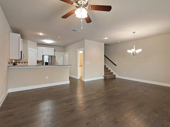 3rd image of 305 Lily Ln