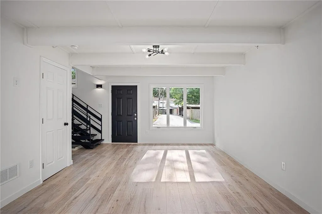 3 bed, 1.5 bath, 1232 sqft, $1,495 — Photo 2