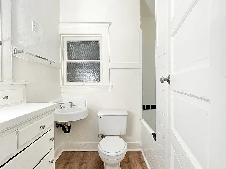 959 E Broadway — Photo 9