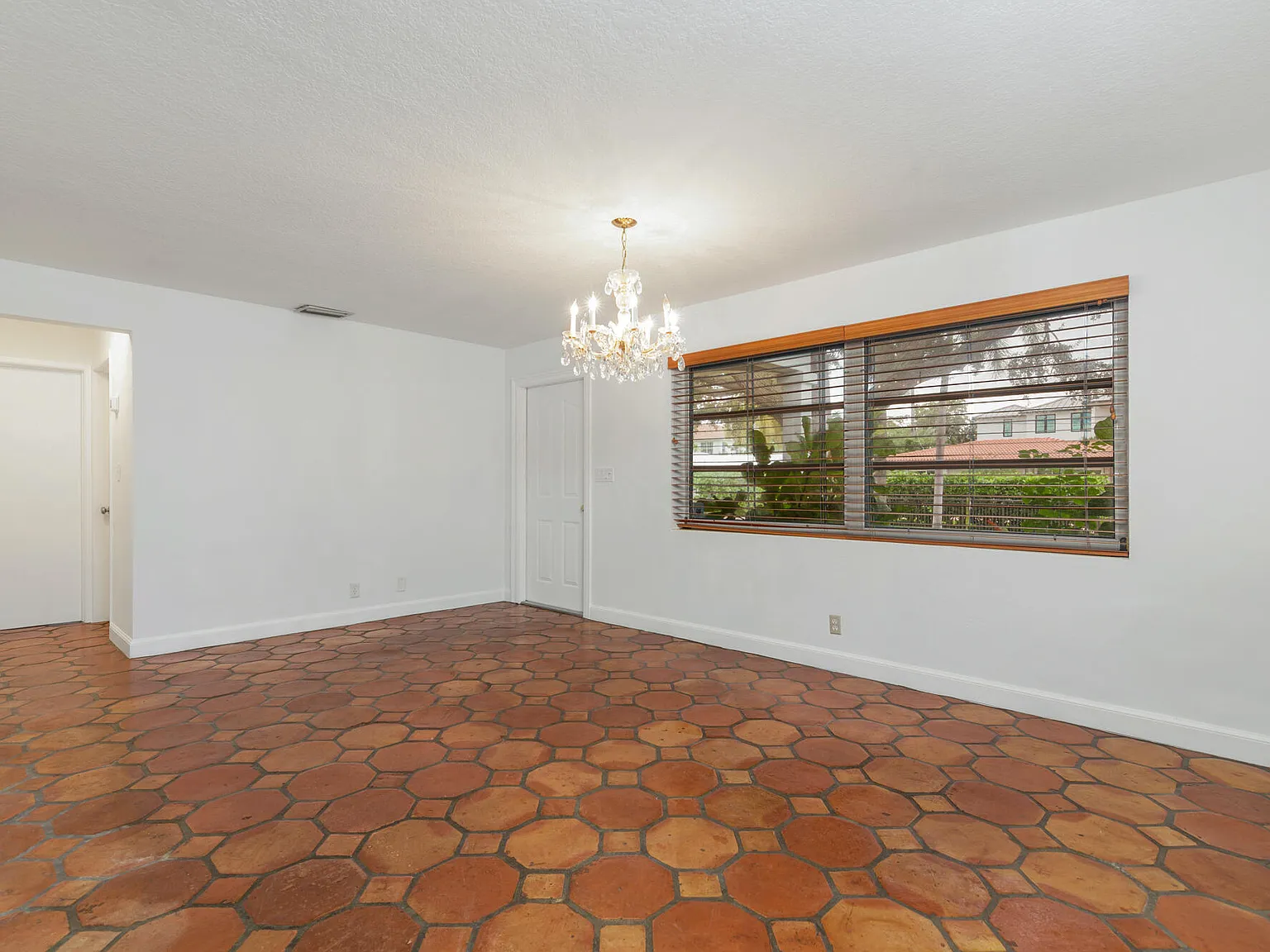 3 bed, 2.0 bath, 1206 sqft, $4,500 — Photo 2