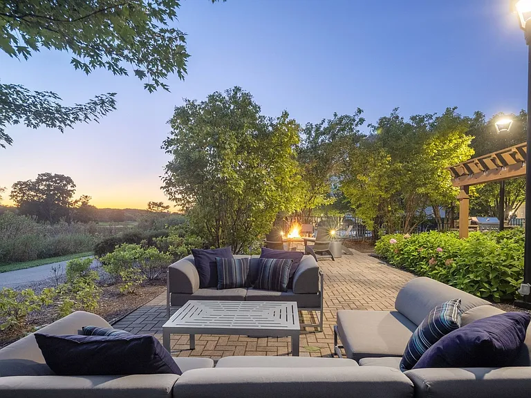 sevenbridges_amenity_outdoor lounge firepit (1)