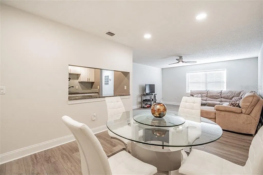 2 bed, 1.5 bath, 884 sqft, $2,100 — Photo 3