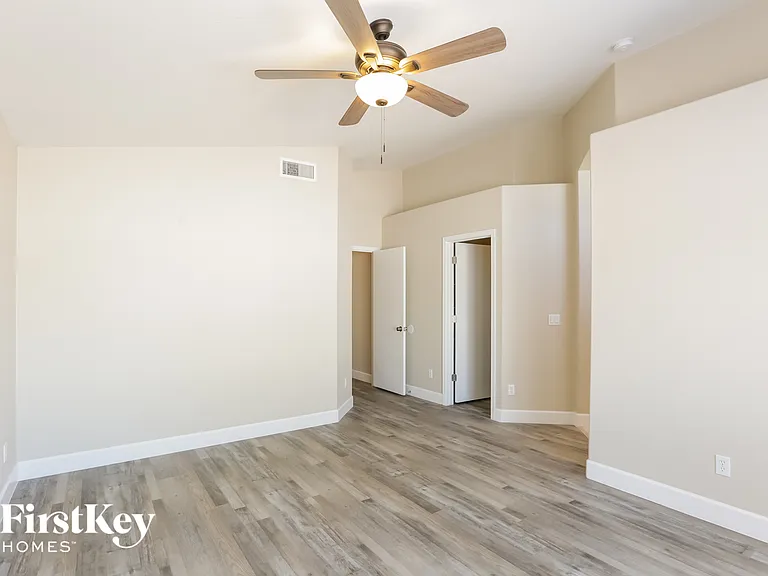 8630 W Shaw Butte Dr — Photo 8
