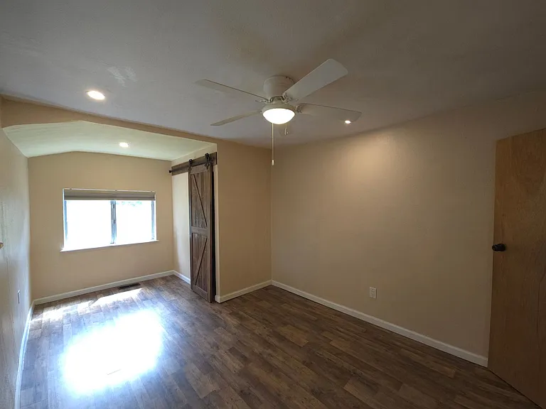 402 Oregon St — Photo 11