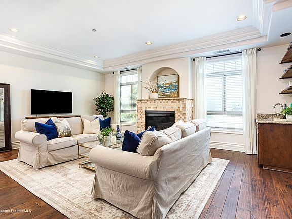 2nd image of 11582 Moorpark St #Penthouse 4