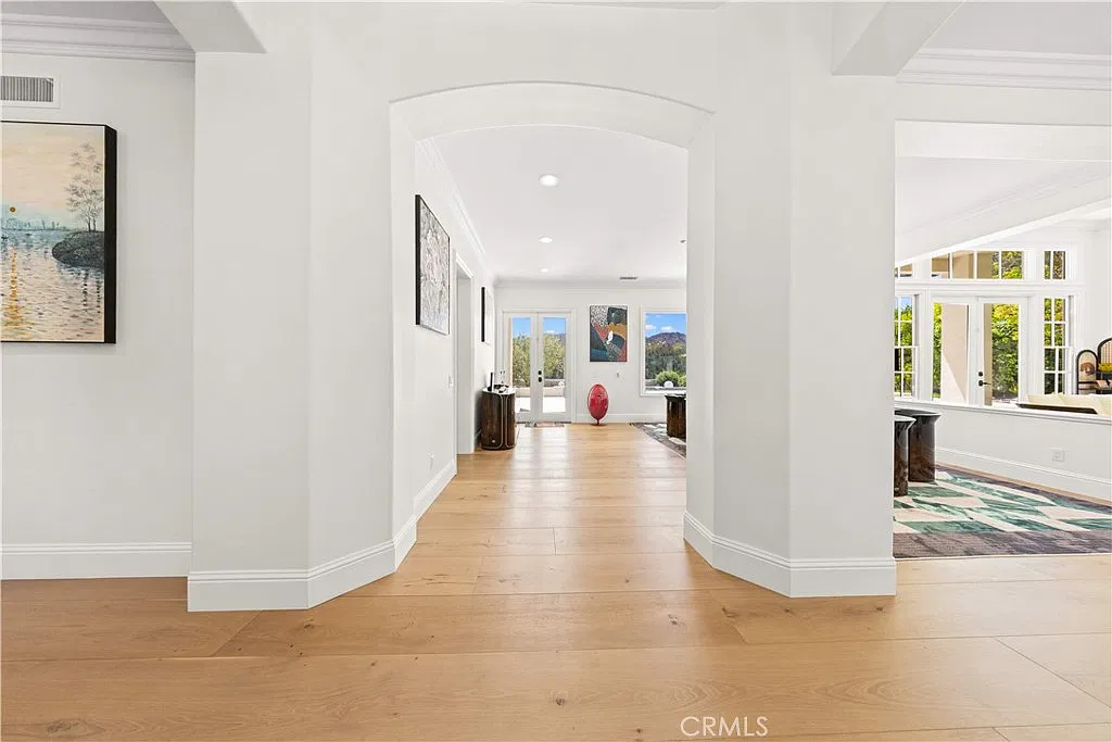 5 bed, 4.5 bath, 5010 sqft, $20,000 — Photo 3