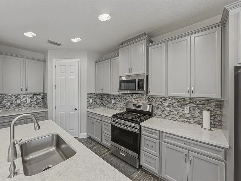 14633 Red Castle Ave — Photo 22