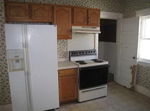 4th image of 613 W 6th St