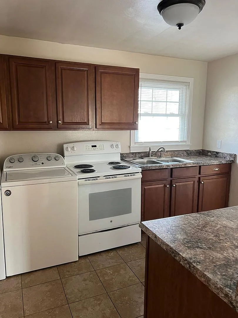 W Satin Street Apartments — Photo 3