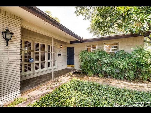 3rd image of 407 Sandalwood Ln
