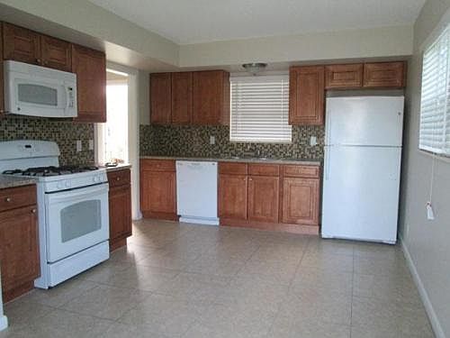 4th image of 4816 Pineaire Ln