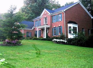 10427 Parkerhouse Dr, Great Falls, VA 22066