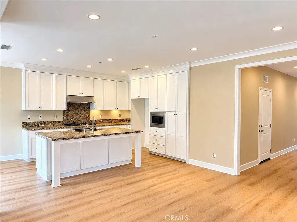 3 bed, 2.5 bath, 1907 sqft, $4,950 — Photo 4