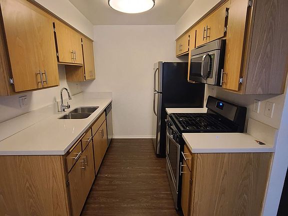 3rd image of 14218 Victory Blvd #107