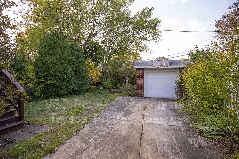 3 bed, 1.0 bath, 1350 sqft, $1,395 — Photo 2