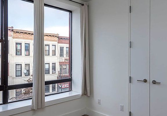 5th image of 820 Saint Johns Pl #3R