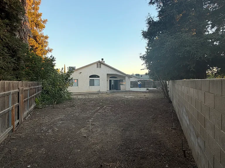 5765 N Ivanhoe Ave — Photo 8