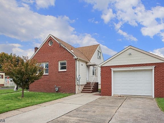 3rd image of 825 Dennis Pl