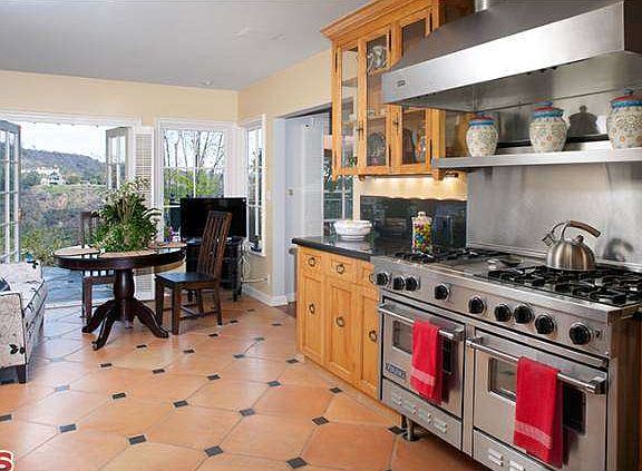 5th image of 2210 Banyan Dr