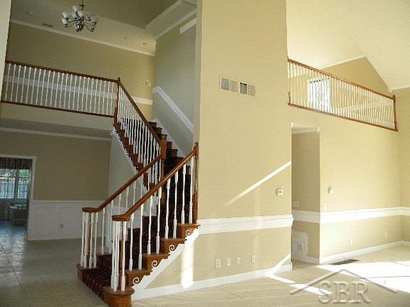 4th image of 3555 Sunningdale Dr N
