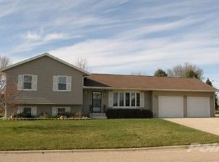 101 Gage Ave SE, Madelia, MN 56062