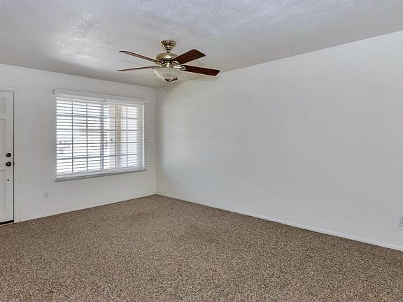 3959 W Corrine Dr-large-003-2-Living Roo