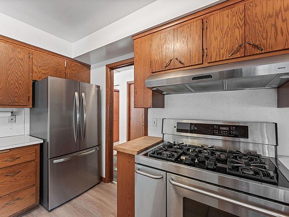 5th image of 4633 4th St NE
