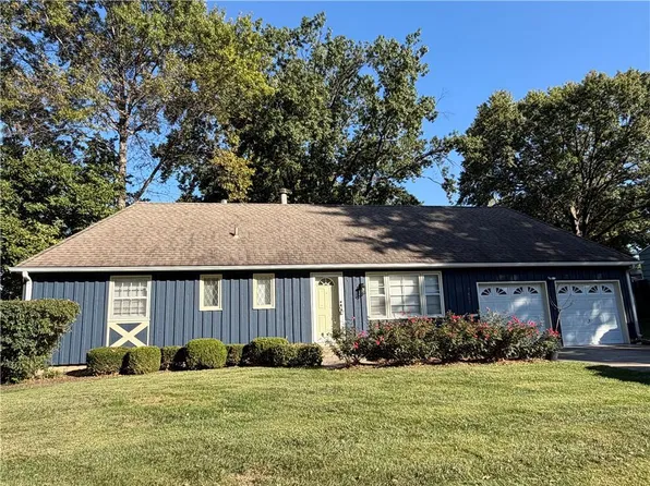 7601 Russell Rd, Prairie Village, KS 66204