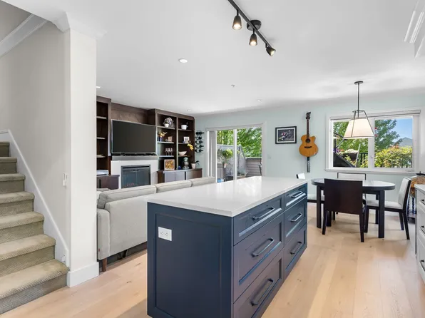 1121 Saint Andrews Ave, North Vancouver, BC V7L 0A6